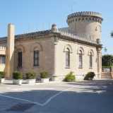 Ma eccoci arrivati davanti all�edificio neoromanico di fine Ottocento